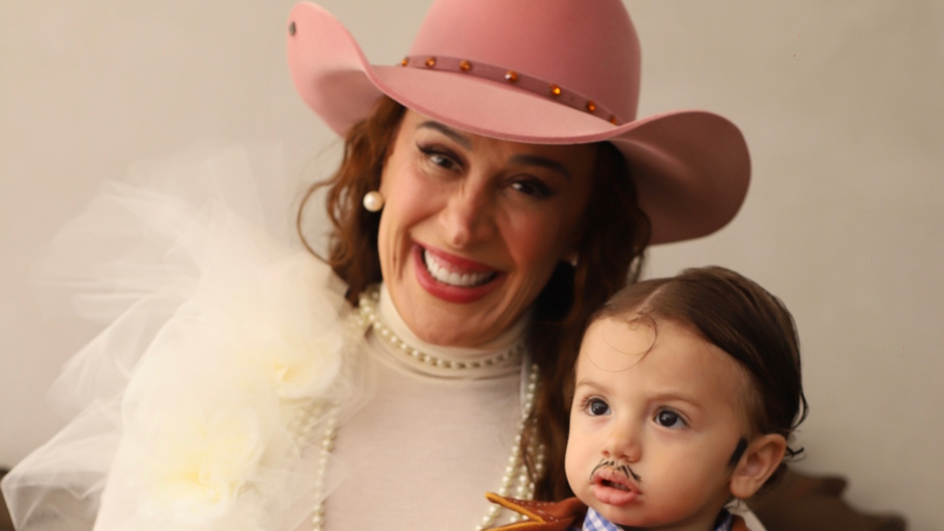 Filho caçula de Claudia Raia rouba a cena ao surgir com look caipira