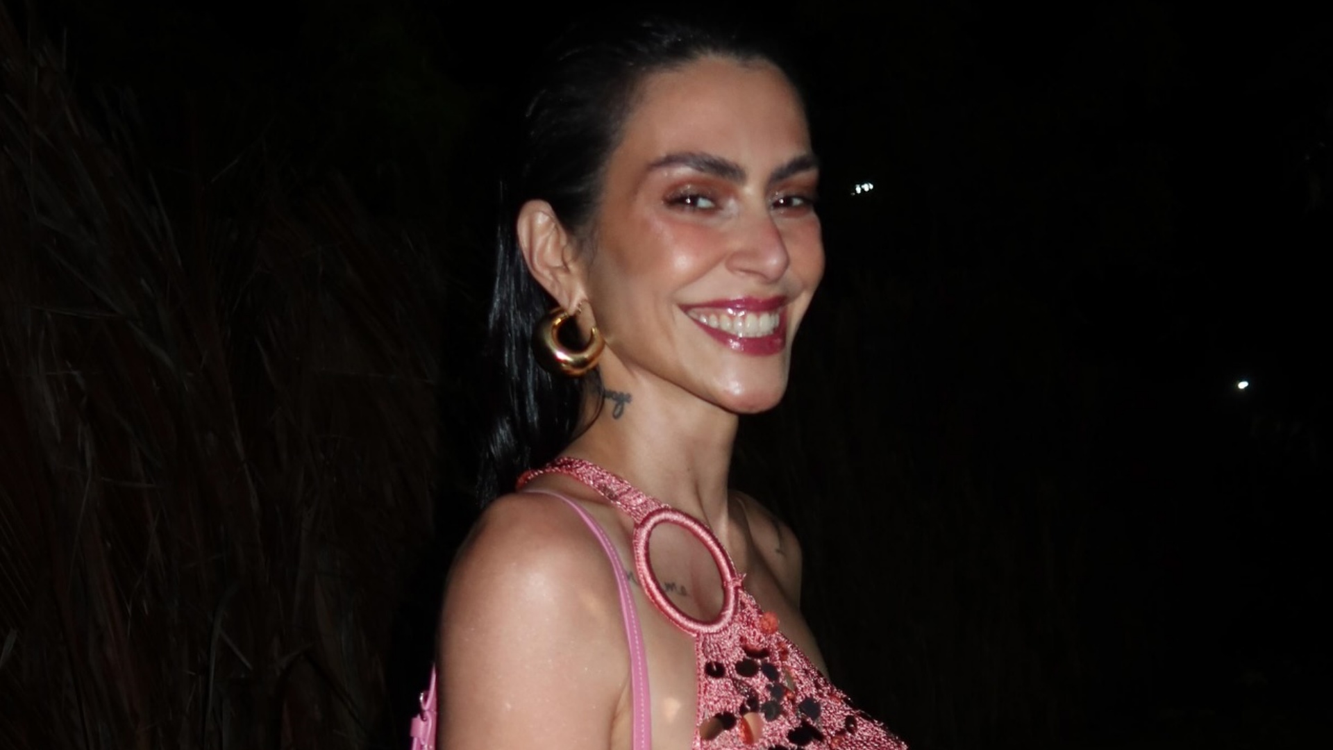 Cleo divide opiniões ao surgir com look todo recortado