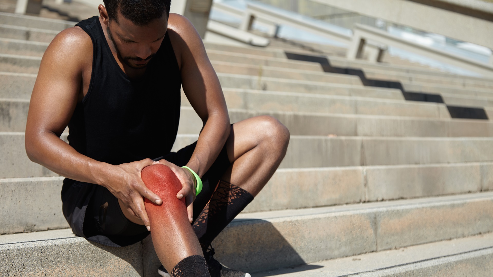 Inchaço e hematoma podem ser sintomas de ligamento rompido; entenda
