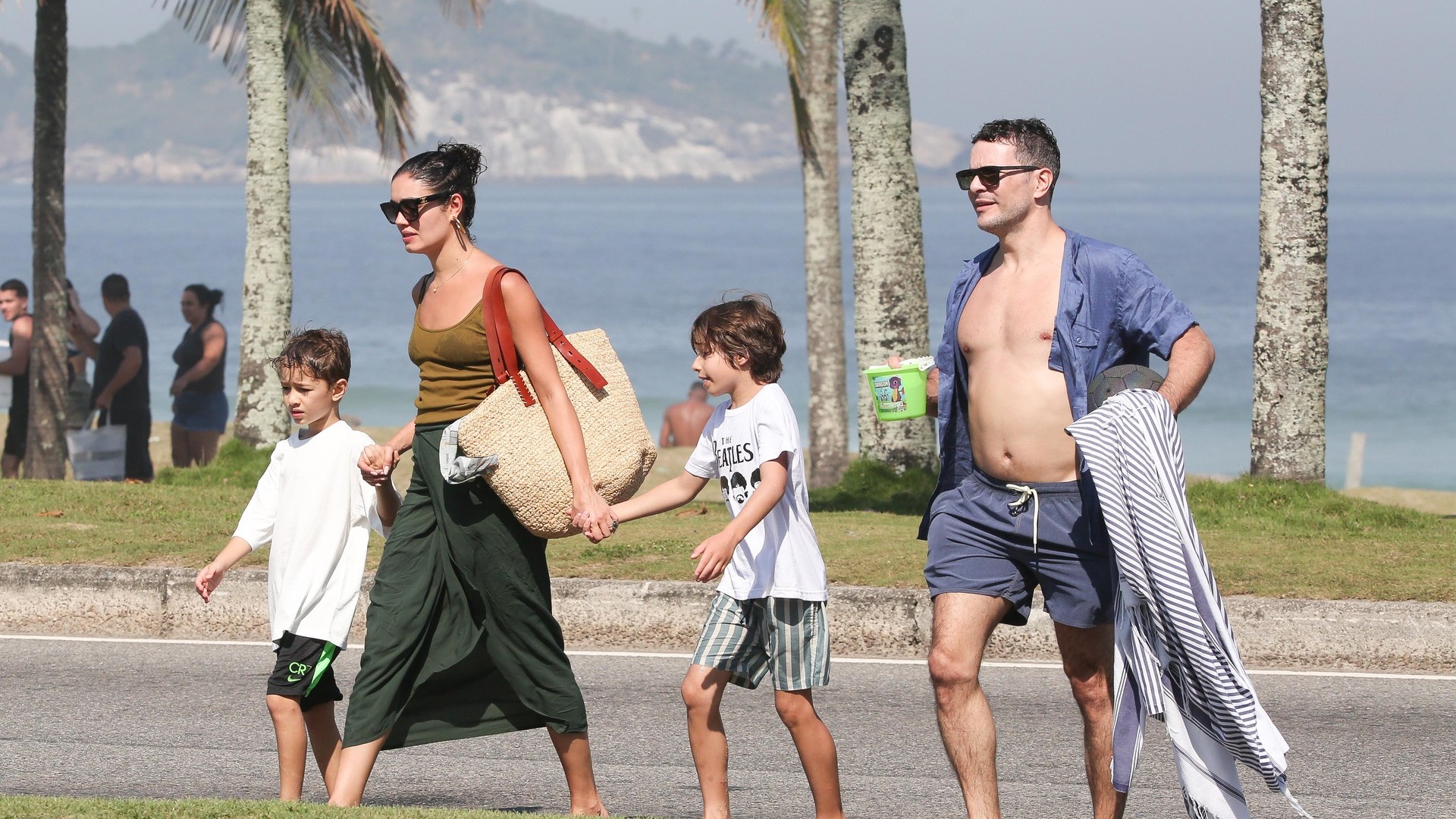 Sophie Charlotte e Daniel Oliveira são vistos juntos em praia com o filho