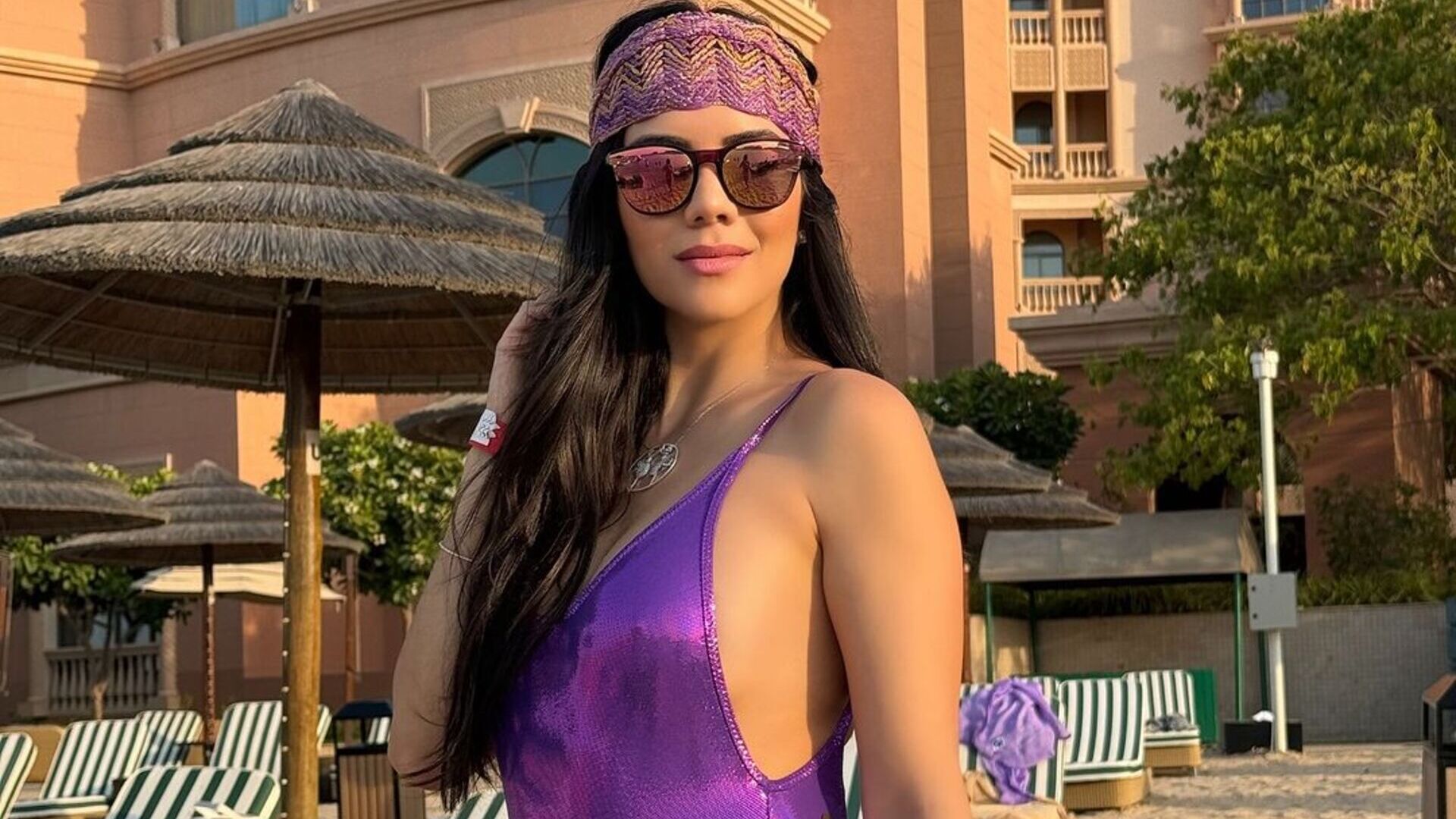 Daniela Albuquerque choca com maiô brilhante em praia em Doha