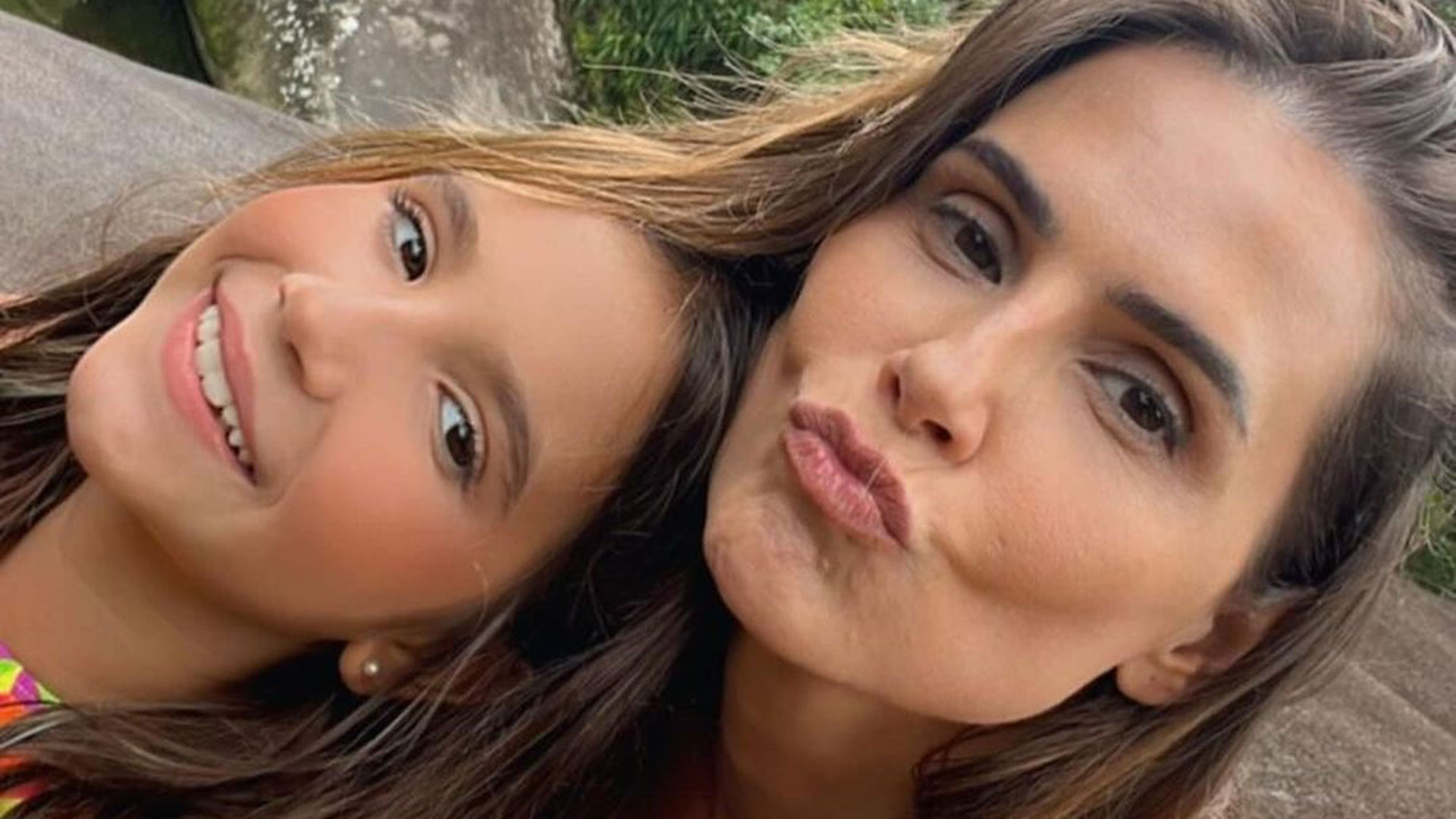 Deborah Secco posa com a filha e semelhança impressiona: ‘Gêmeas’
