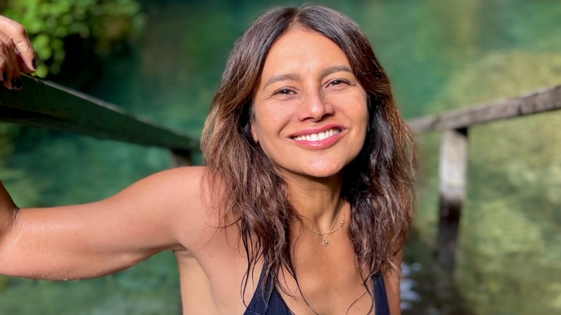 De férias, Dira Paes esbanja beleza ao curtir o dia na cachoeira: “Tão linda”