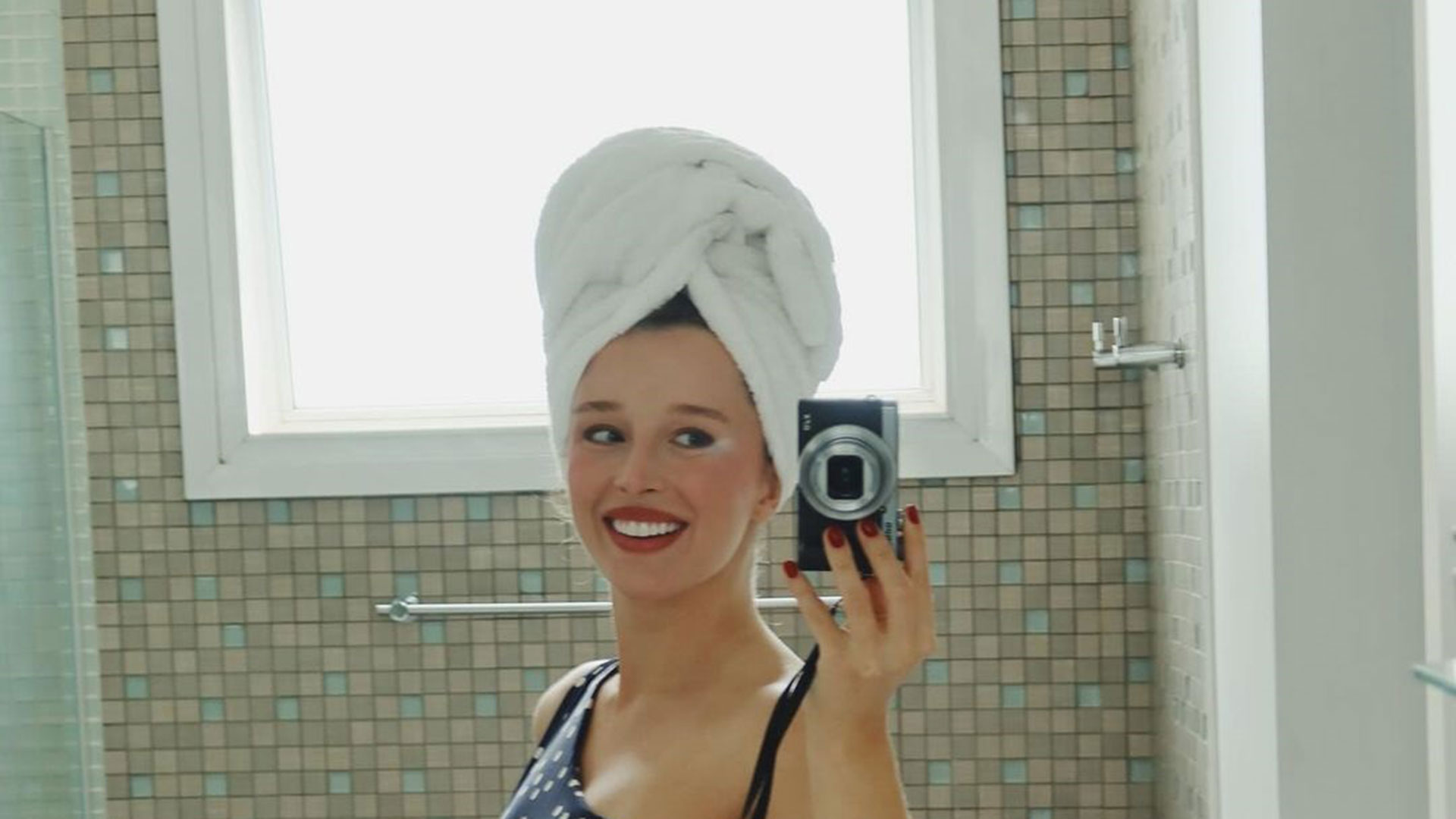 Duda Reis posa sorridente e exibe a barriguinha da gravidez