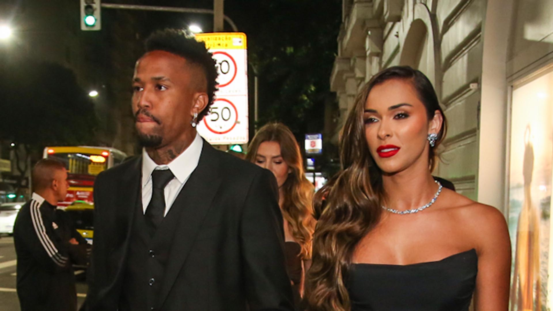 Esposa de Éder Militão aposta em fenda poderosa para noitada