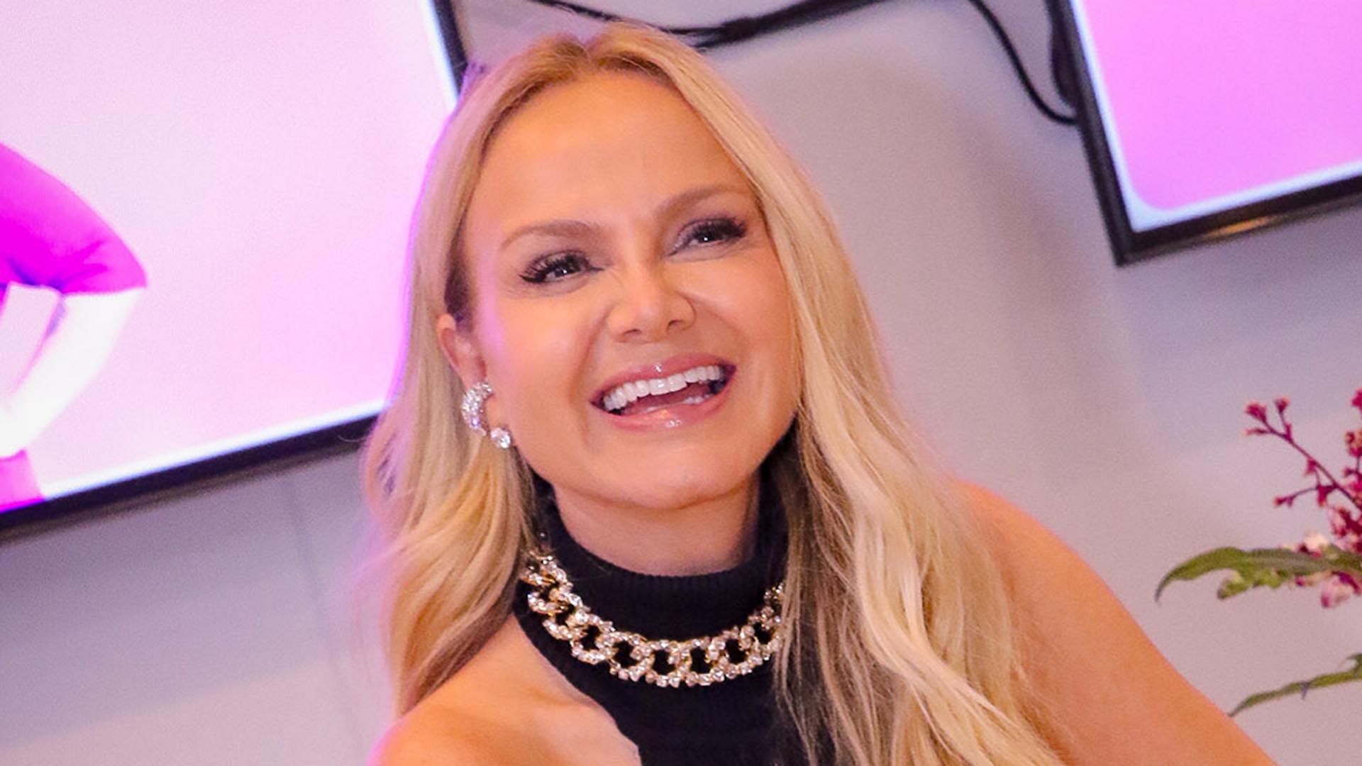 Eliana surge com look preto nada básico para evento do programa Saia Justa