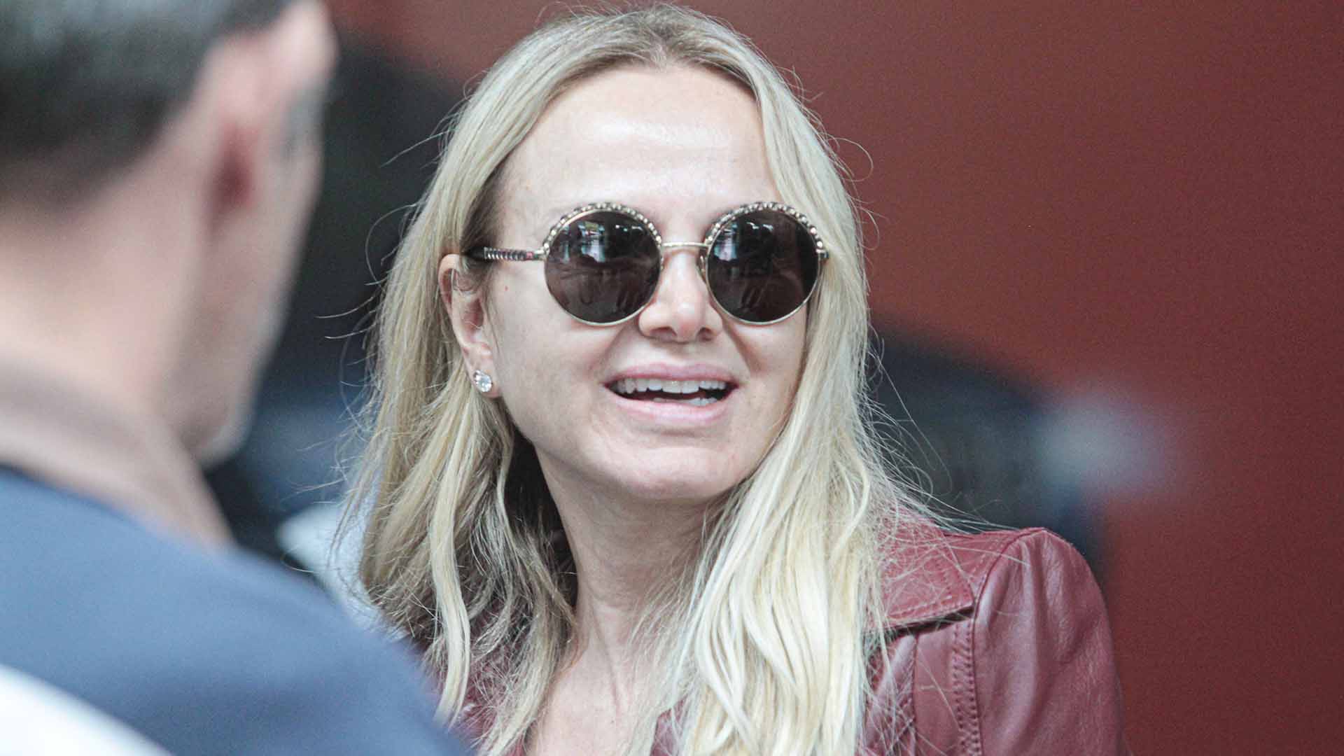 Eliana surge com look todo de couro em flagra no aeroporto