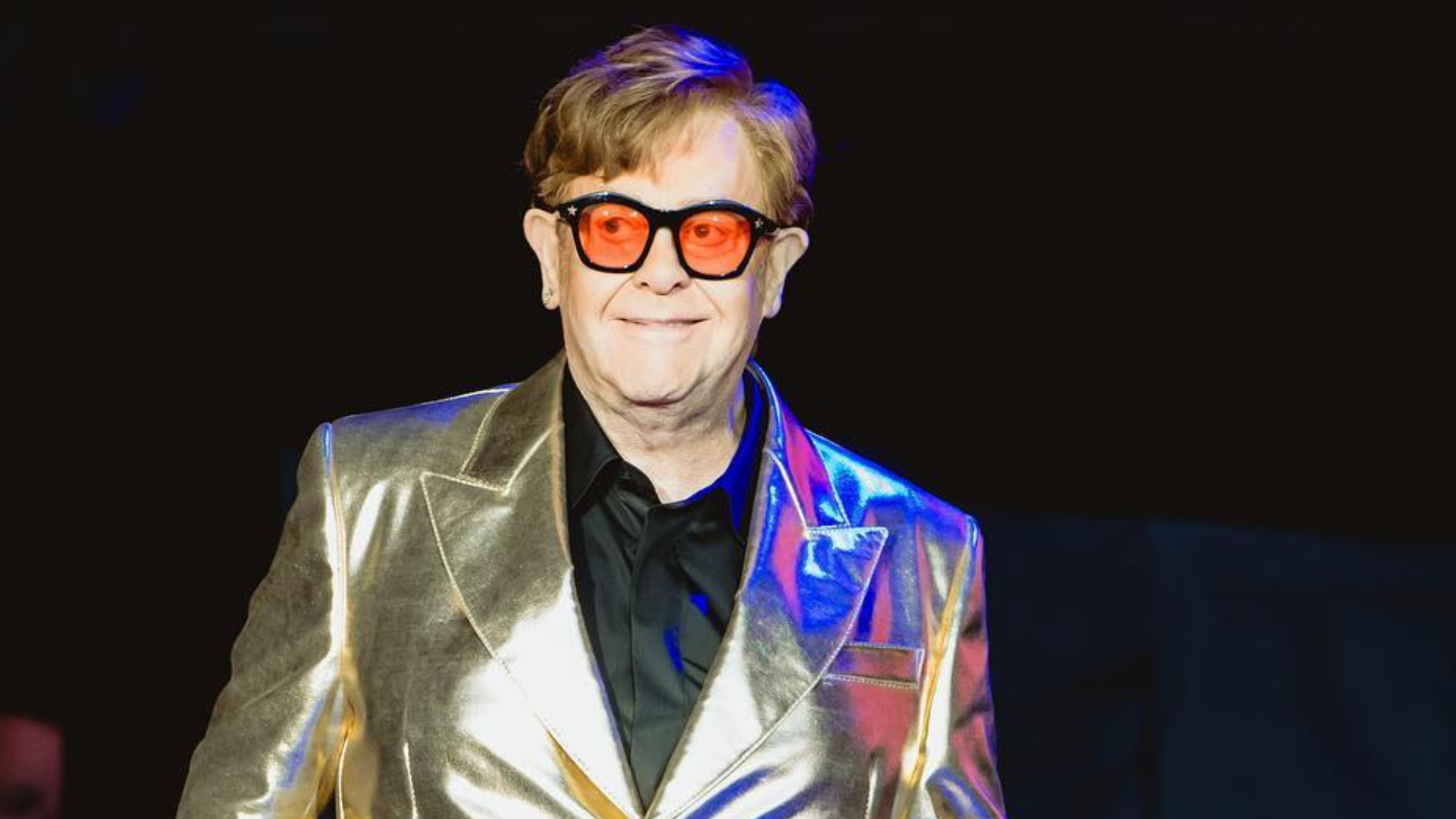 Dono de loja acusa Elton John de fazer xixi em lugar inusitado