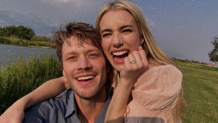 Emma Roberts anuncia noivado com o ator, Cody John