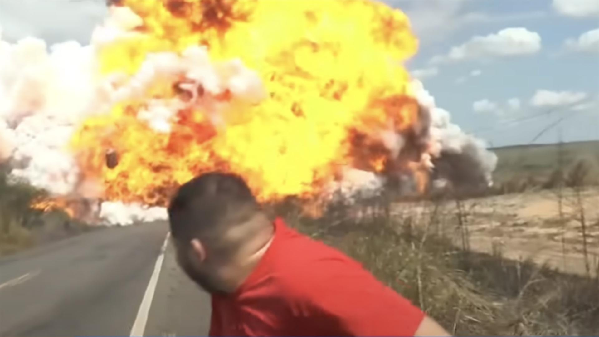 Equipe do SBT é atingida em explosão de caminhão
