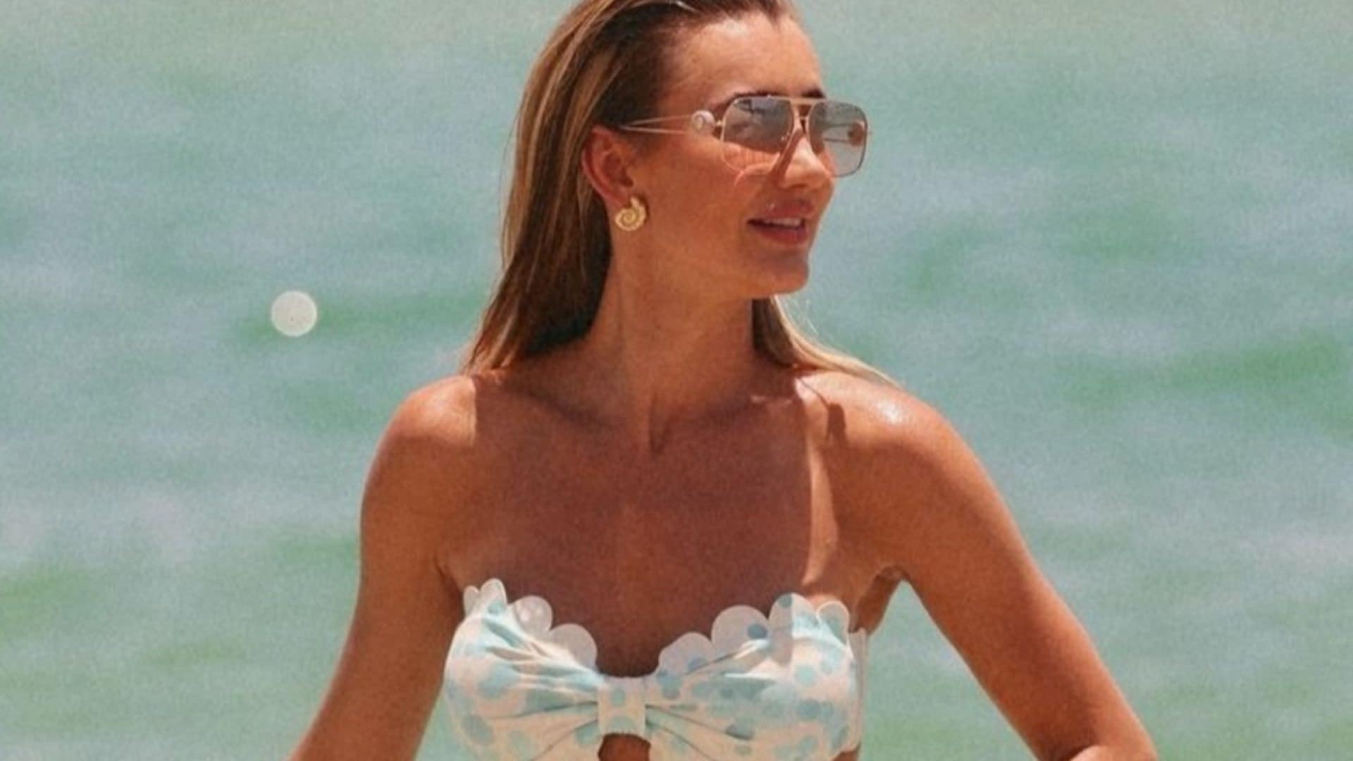 Esposa de Roberto Justus impressiona com biquíni estiloso na praia