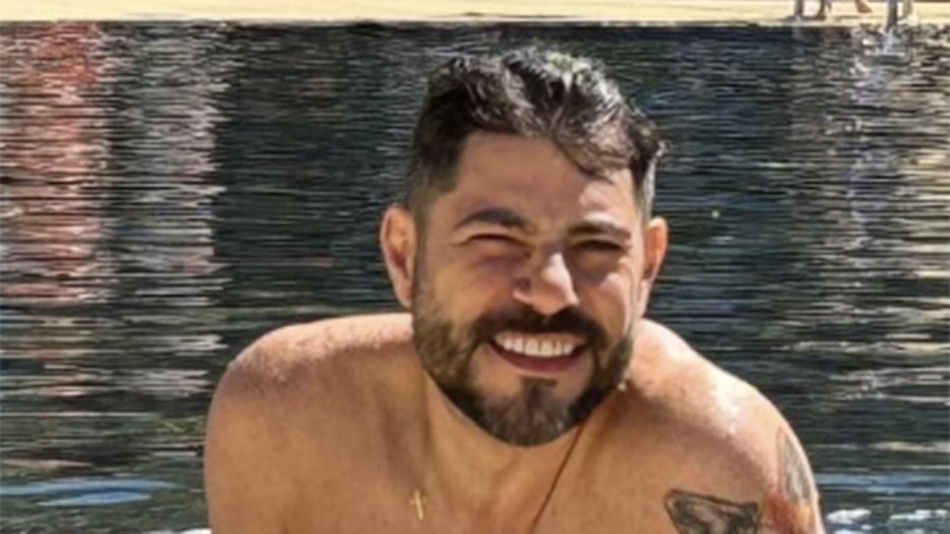 Evaristo Costa exibe tatuagens ao surgir na piscina