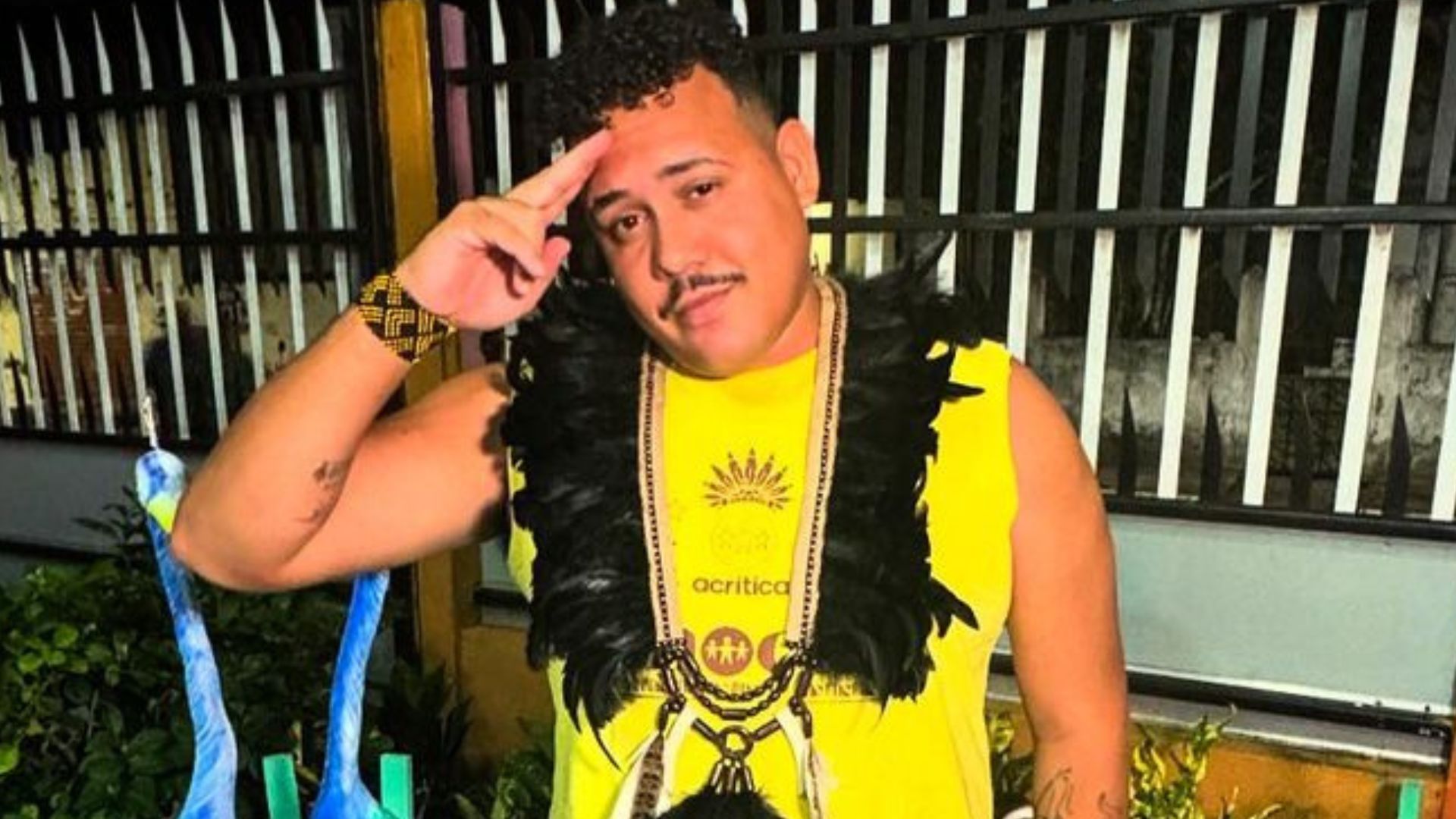 Ex-BBB Lucas Buda é flagrado aos beijos com mulher misteriosa em Parintins