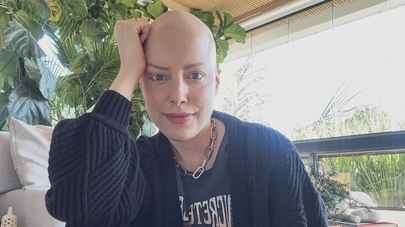 Fabiana Justus mostra cabelo crescendo e diz que fios estão diferentes