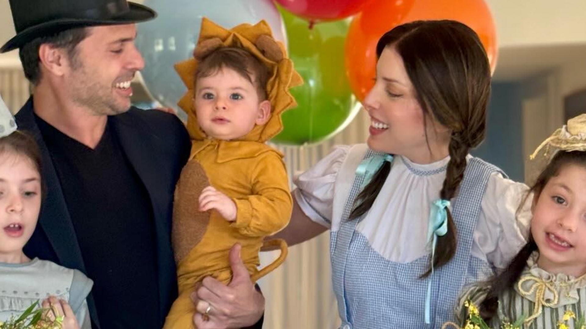 Fabiana Justus mostra a família fantasiada no mesversário do filho caçula