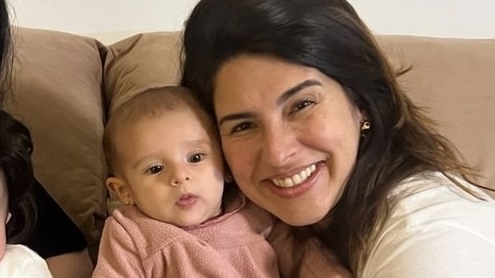 Fernanda Paes Leme mostra filha na torcida para ginastas nas Olimpíadas