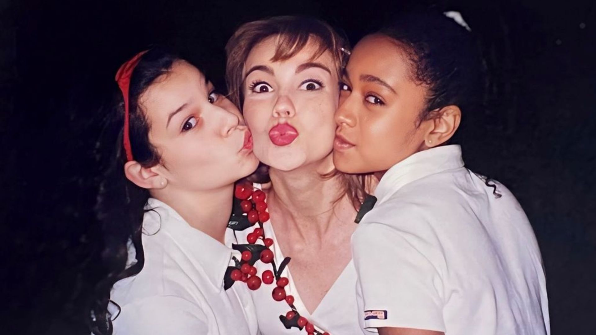 Fernanda Souza recria foto especial com ex-Chiquititas após 27 anos; veja