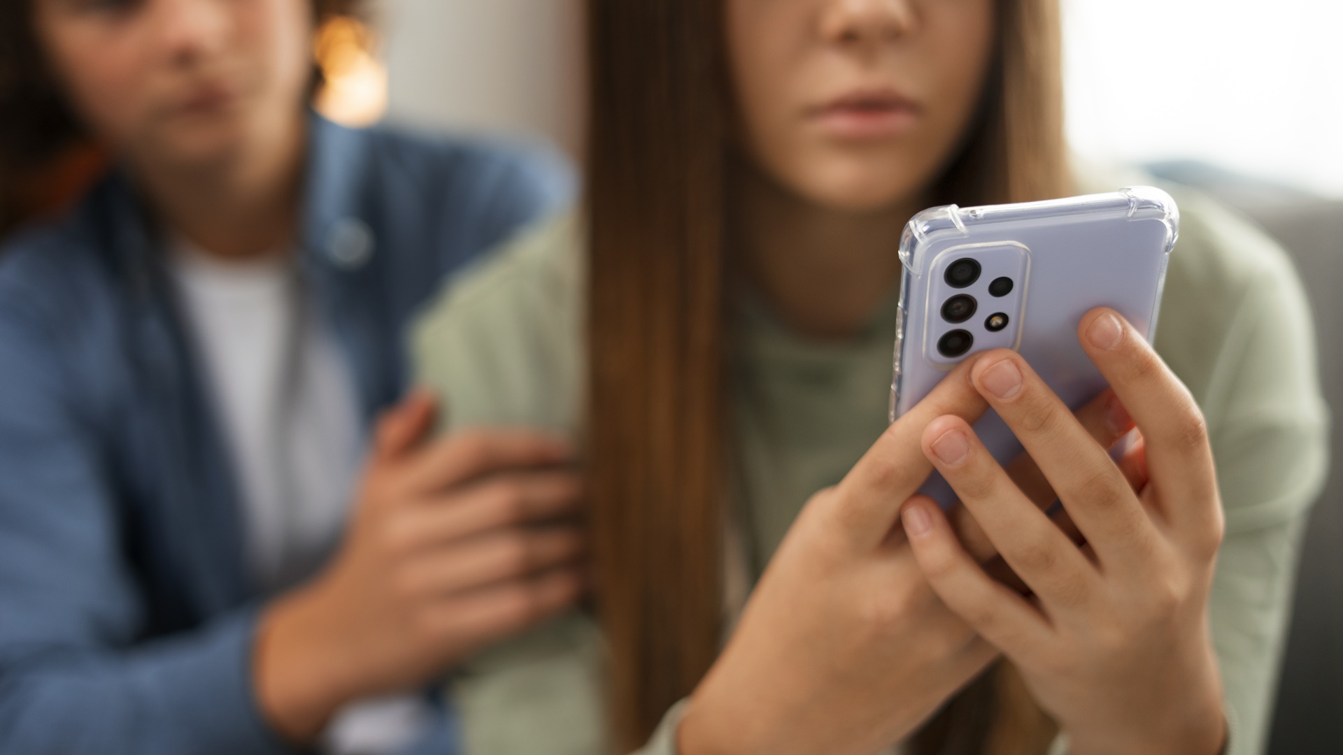 Micro traições? Psicóloga explica como rede social pode acabar com relação saudável