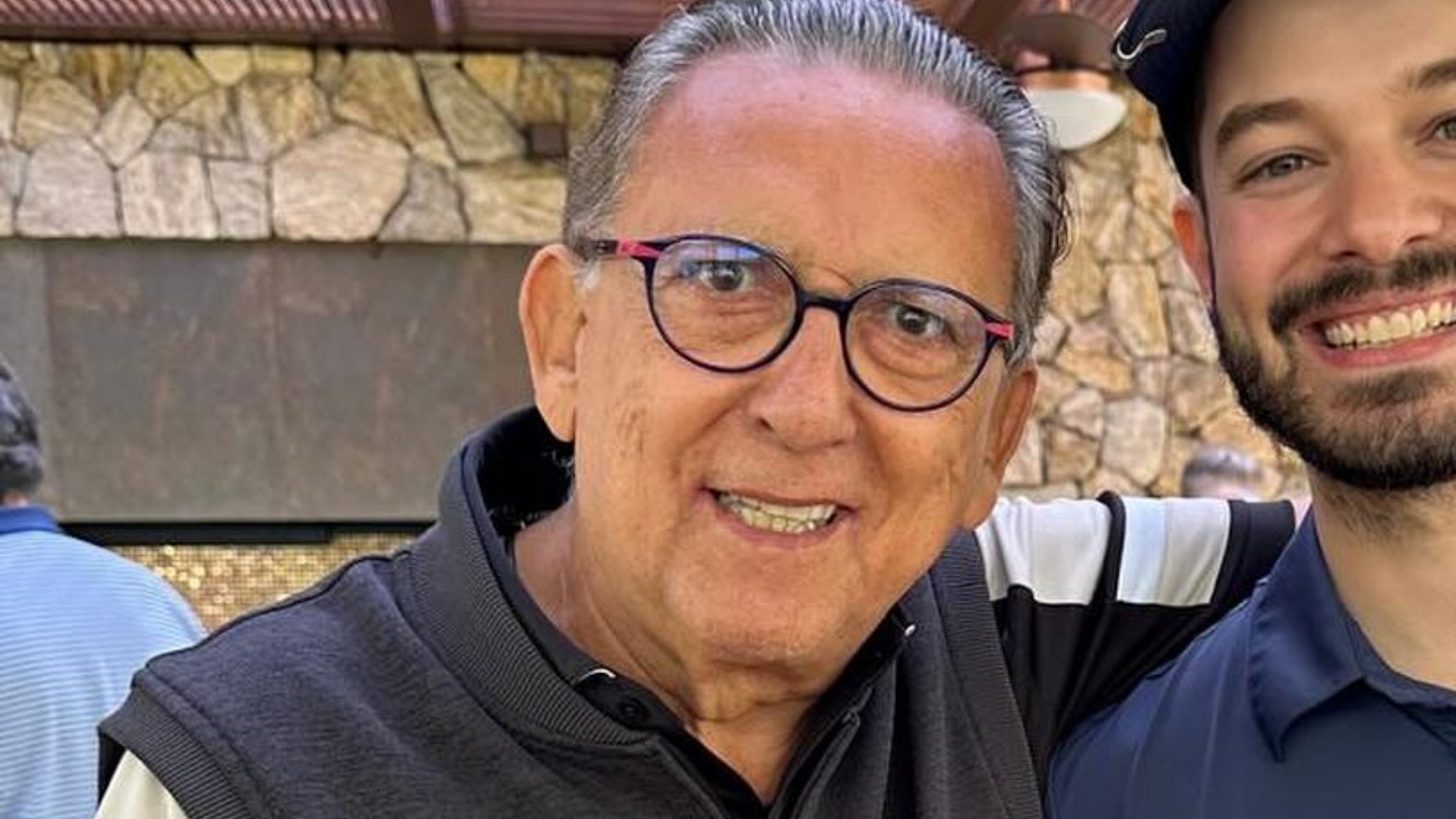 Galvão Bueno posta clique raro com o enteado e presta homenagem: “Te amamos”