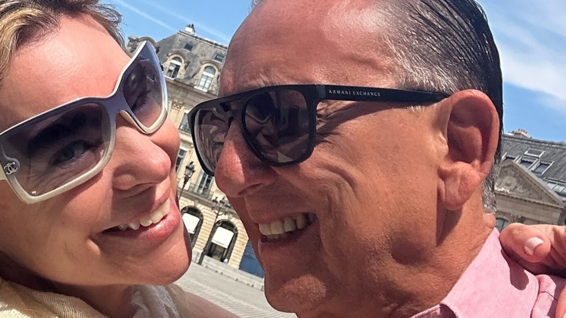 Galvão Bueno surge em clima de romance com a esposa em Paris