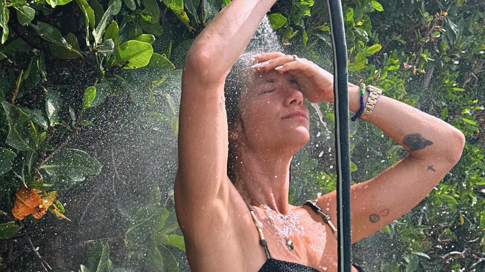 Giovanna Ewbank exibe corpaço ao se refrescar em banho de mangueira
