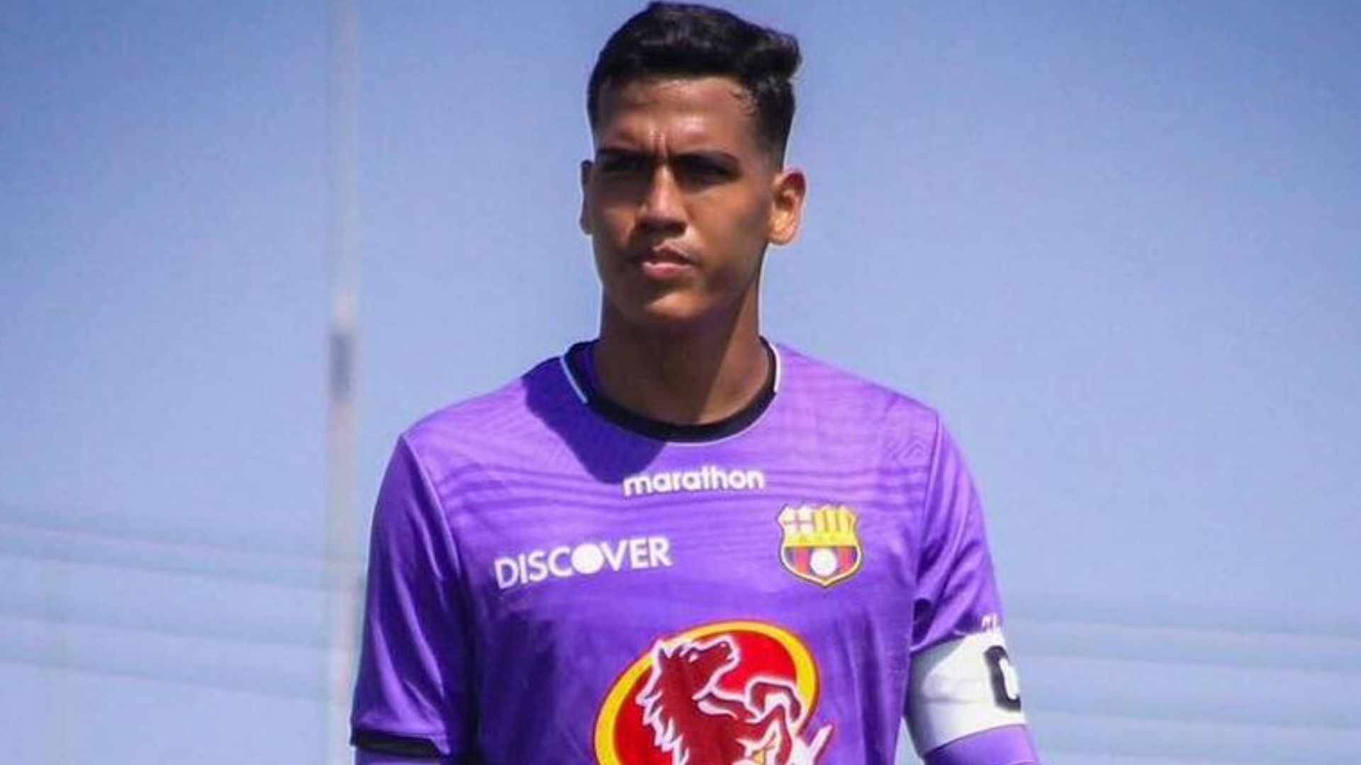 Clube confirma morte de goleiro aos 20 anos após queda acidental