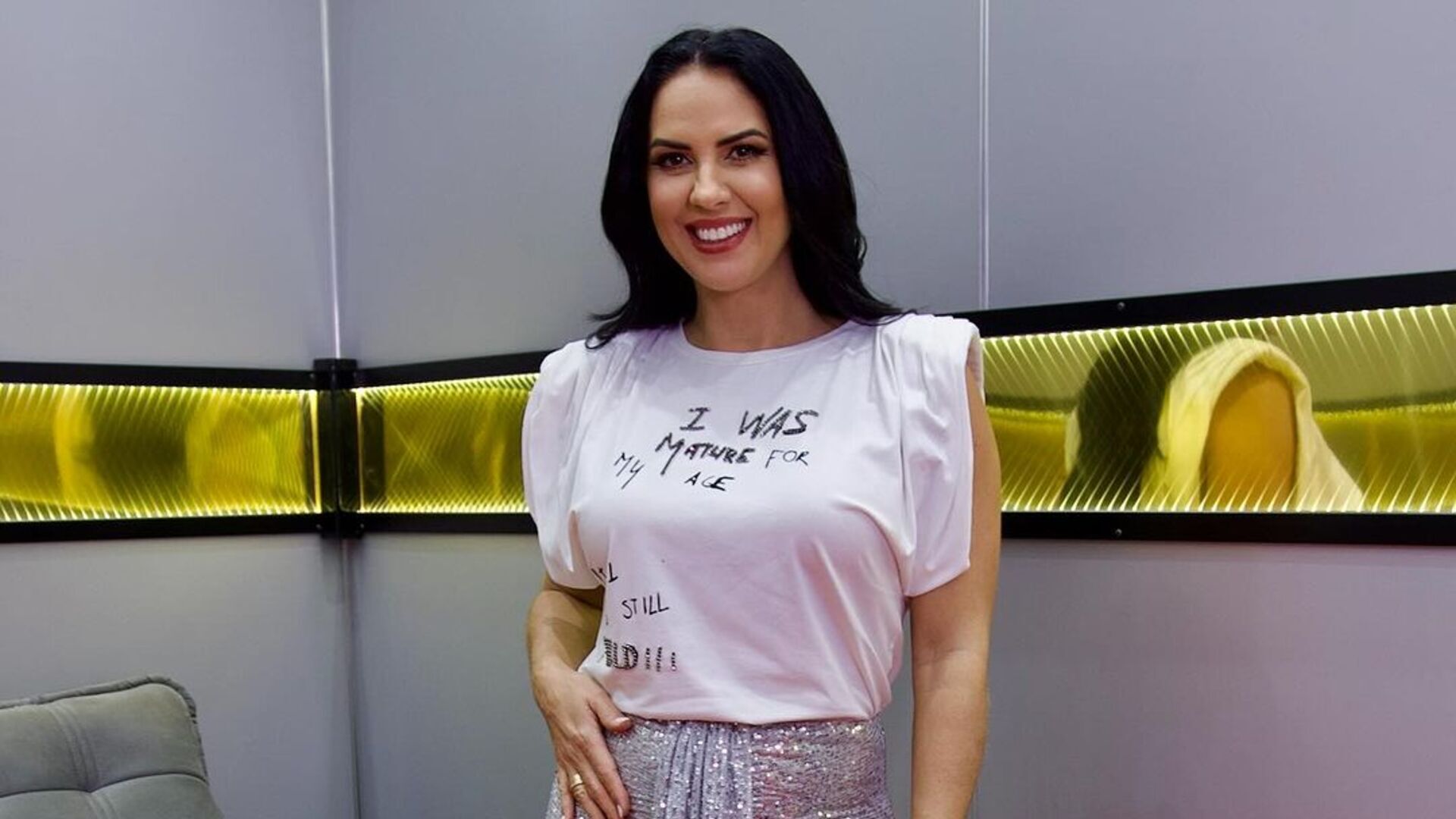 Graciele Lacerda impressiona ao mostrar barriguinha marcada em look
