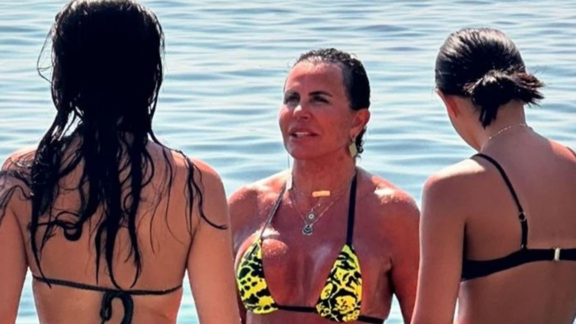 Gretchen chama a atenção com fotos com as filhas na praia: ‘Que lindas’