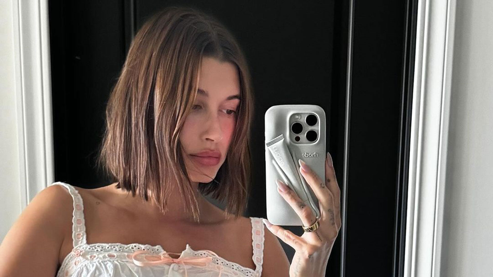 Hailey Bieber dá dica para grávidas lidarem com o calor