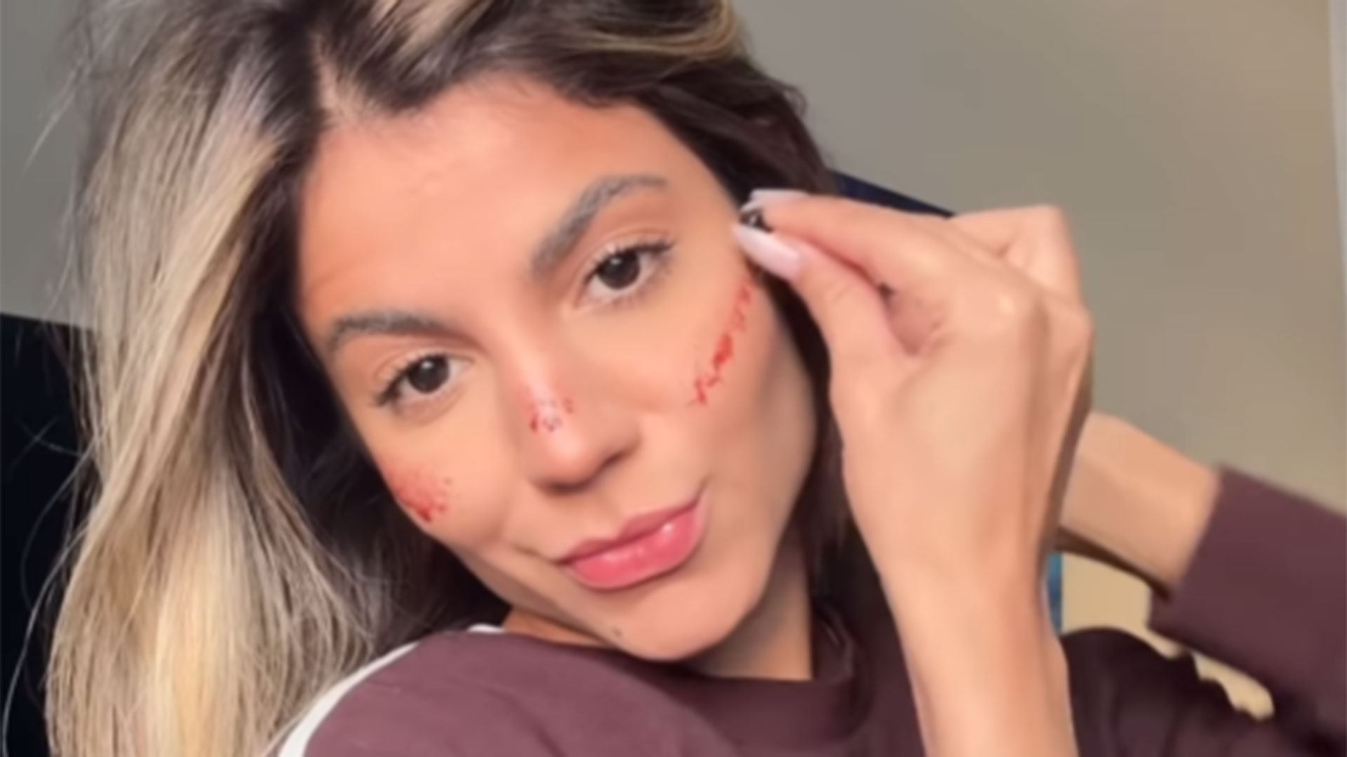 Após Hariany Almeida usar fruta para se maquiar, profissional fala de riscos