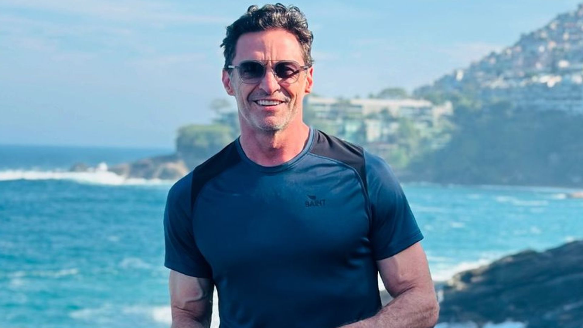 Hugh Jackman ganha filtro de barro durante passagem no Brasil