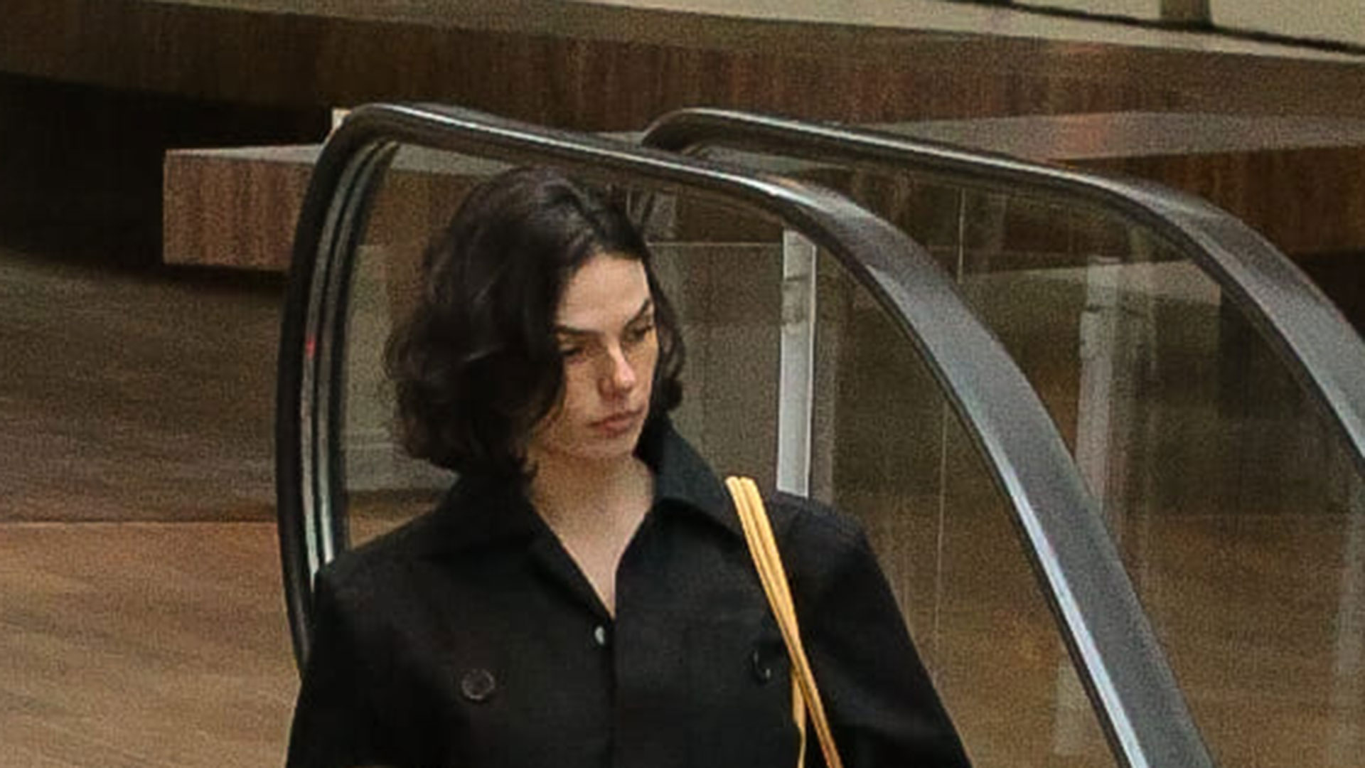 Isis Valverde curte passeio no shopping com o filho Rael
