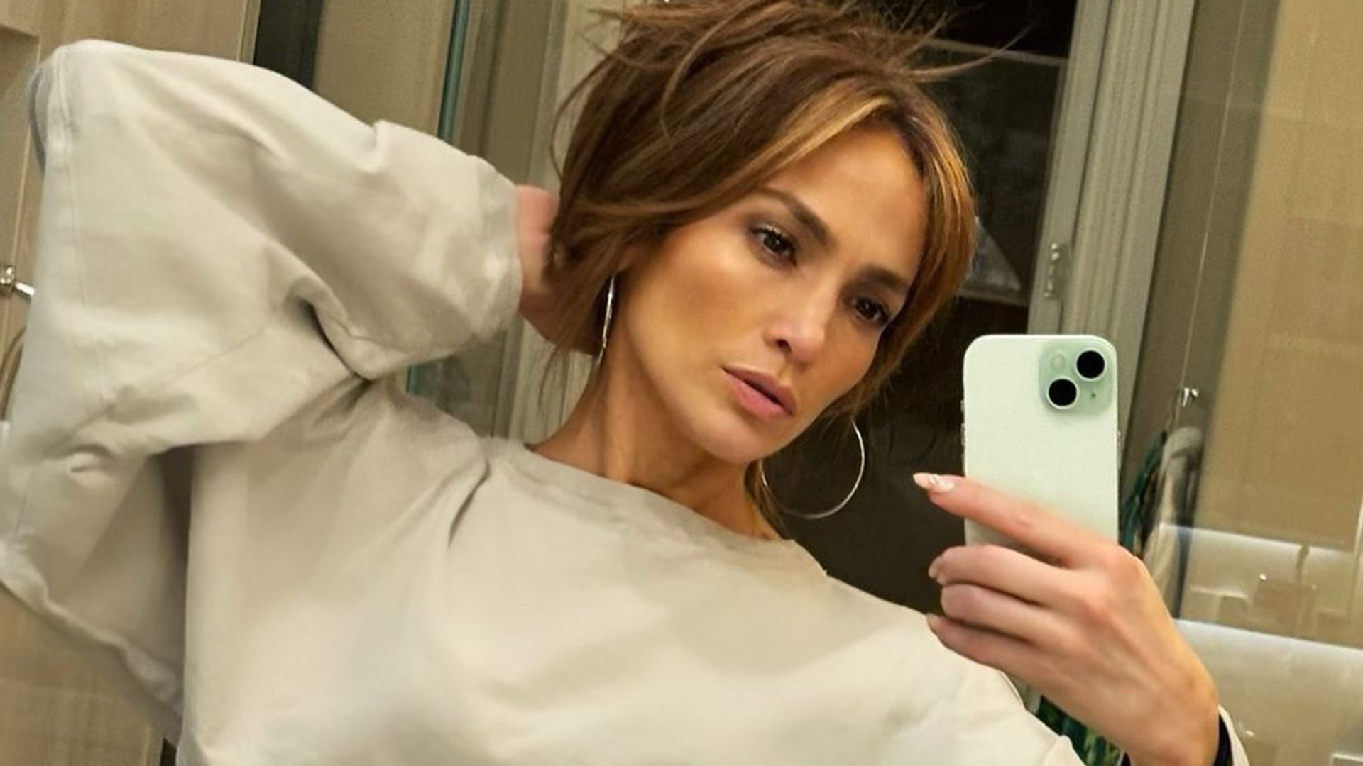 Jennifer Lopez impressiona ao surgir completamente sem maquiagem