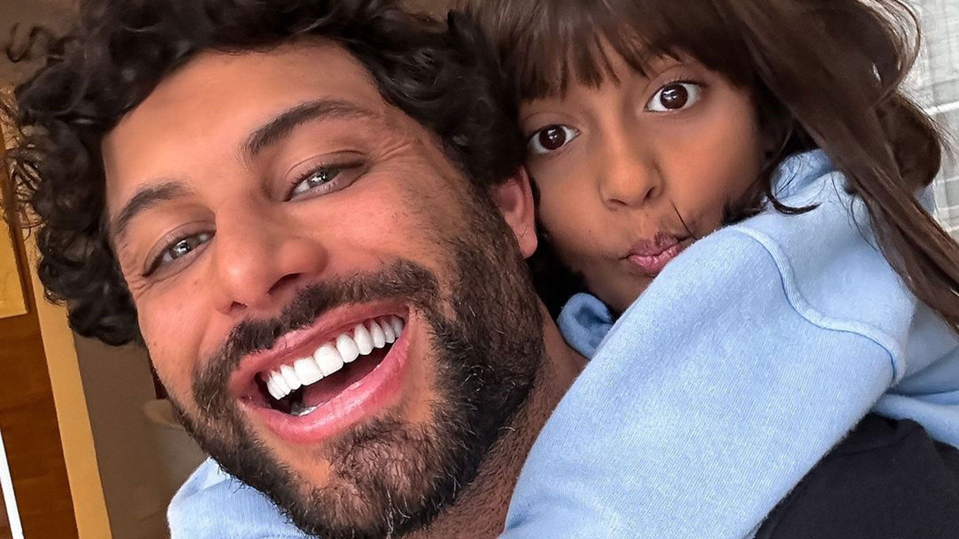 Jesus Luz encanta ao aparecer com a filha nas redes sociais
