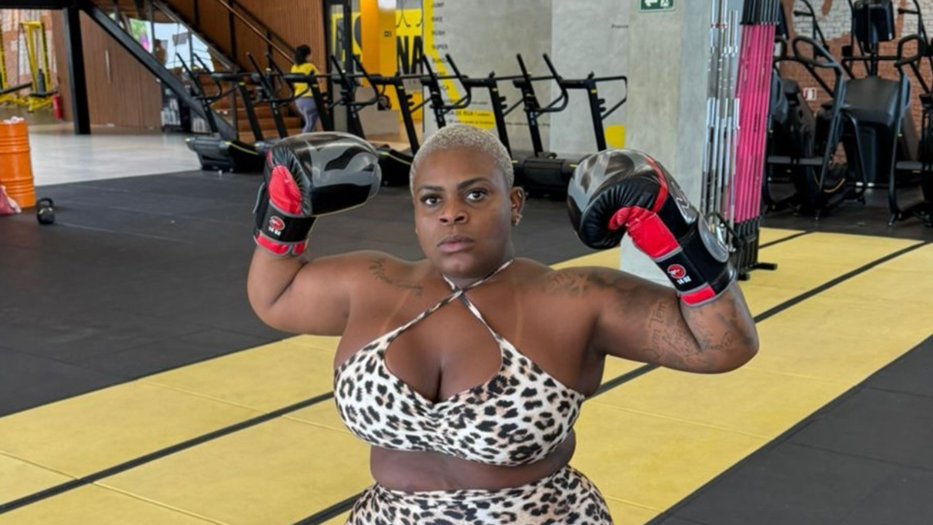 Jojo Todynho mostra foco e exibe músculos na academia