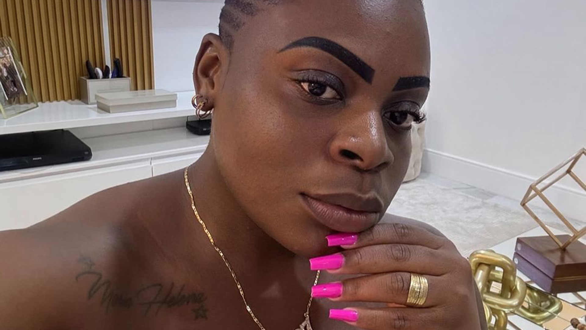 Jojo Todynho aparece com vestido justinho após cirurgias plásticas