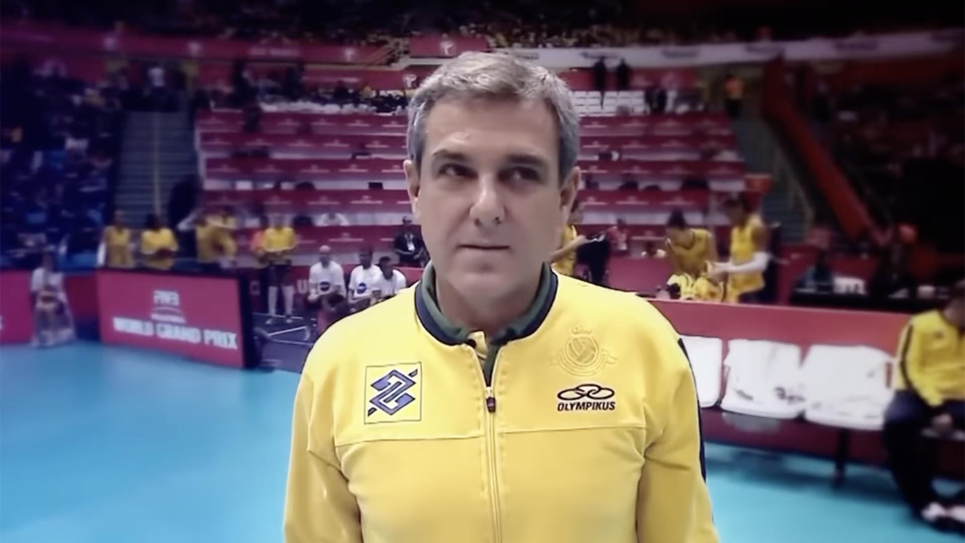 Técnico do vôlei feminino revela superstição: ‘Uso a mesma’