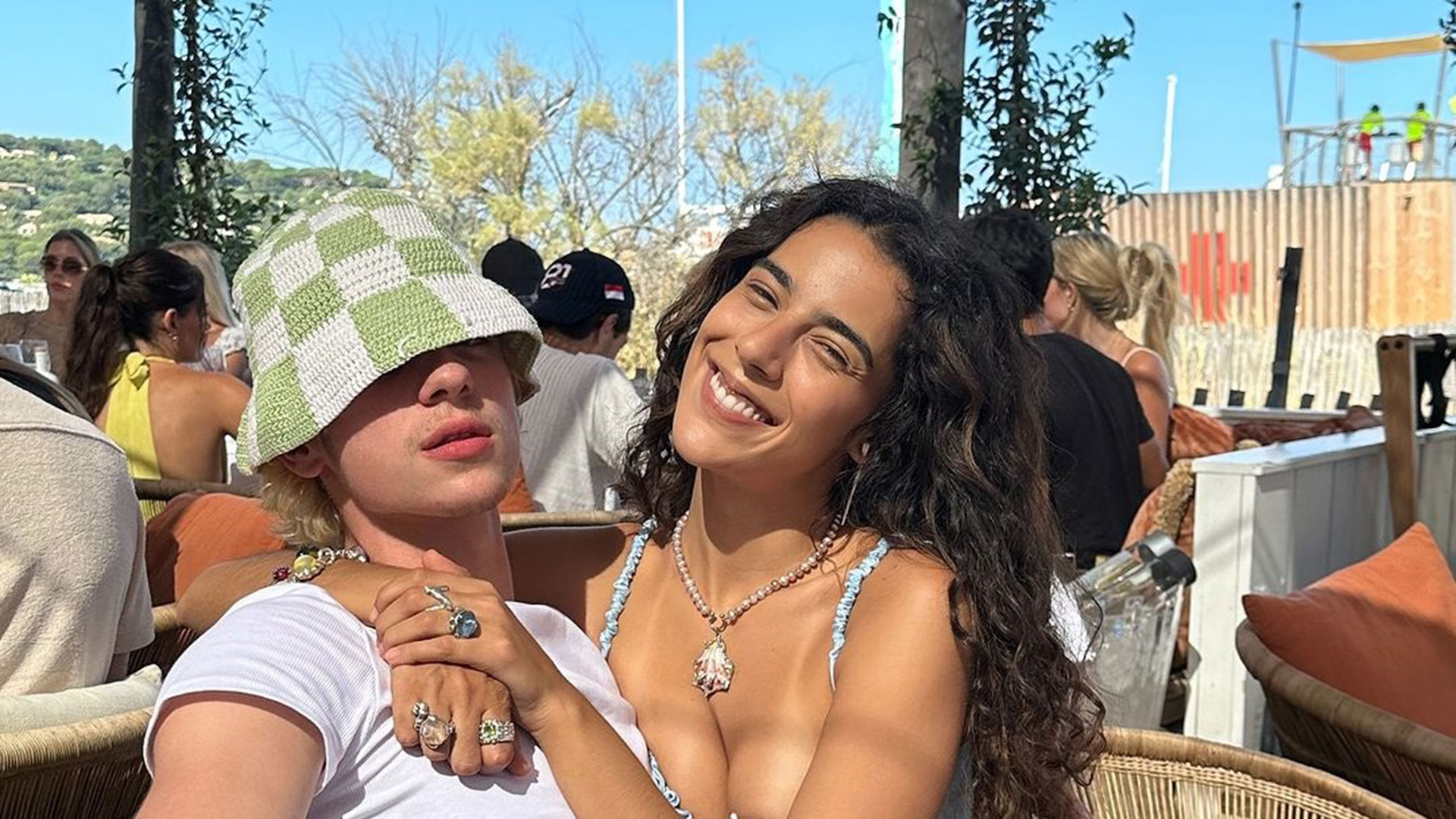 Juliano Floss recebe críticas após postar foto com  Marina Sena
