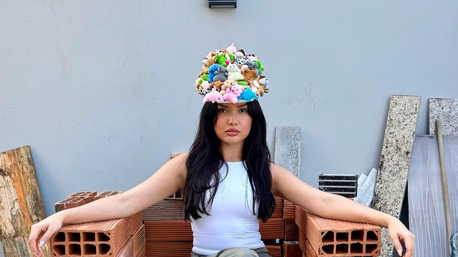Juliette Freire se diverte e faz poses em meio à obra de casa