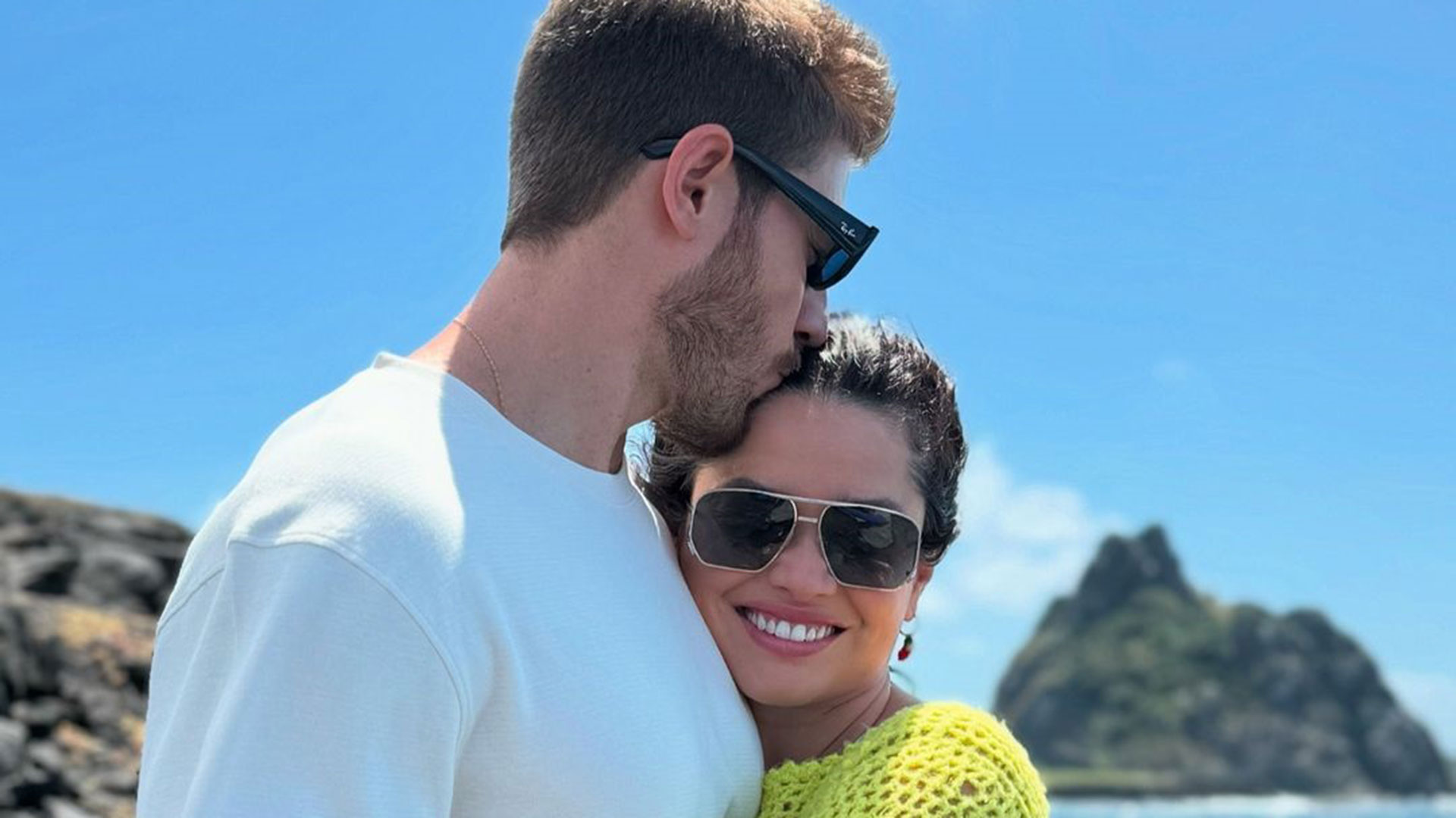 Namorado de Juliette abre álbum de fotos em Noronha
