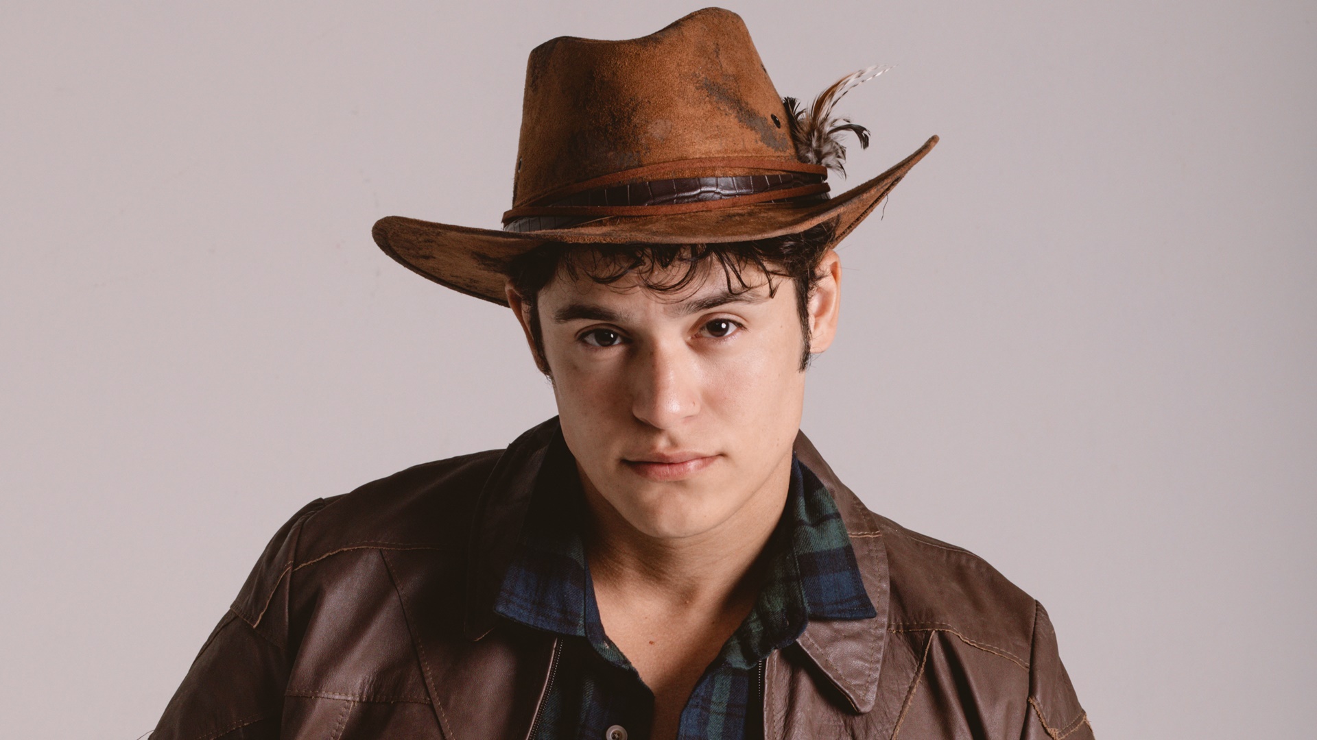 Júlio Oliveira entrega preparação para viver cowboy gay no teatro: ‘Tenho recebido mensagens’