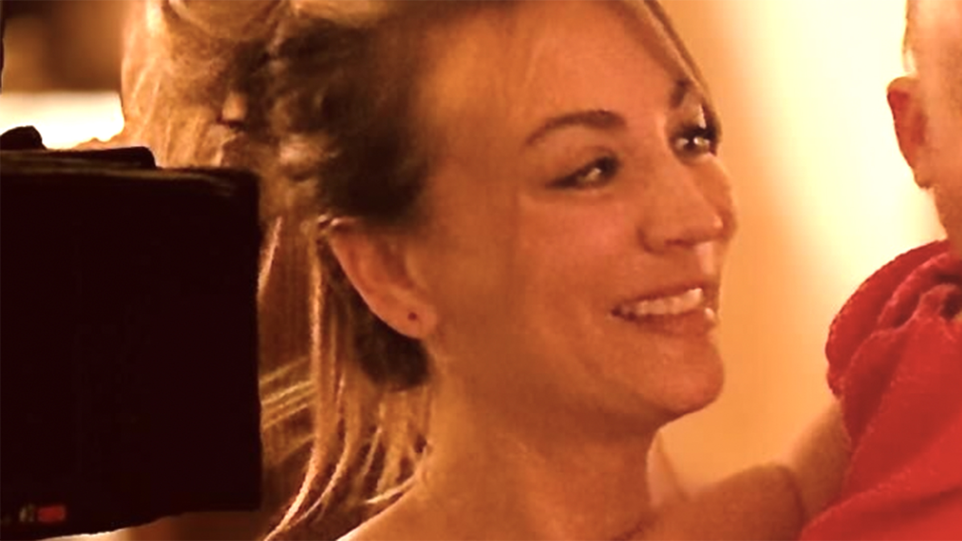 Ela cresceu! Filha de atriz de The Big Bang Theory surge grandona em novas fotos