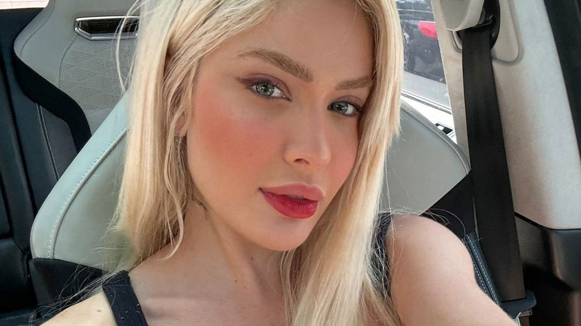Karoline Lima chama a atenção ao mostrar foto do pé