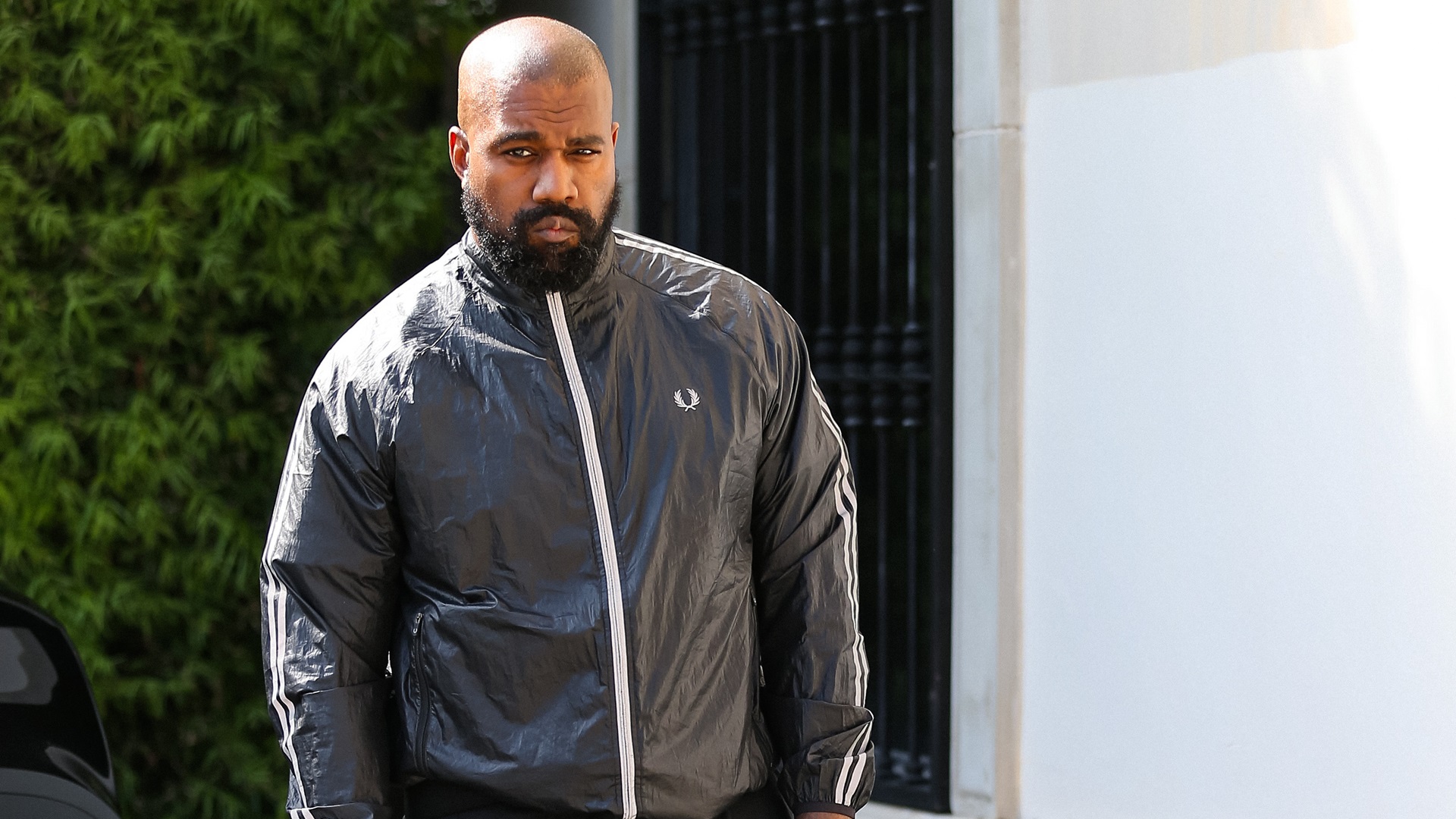 Sem janelas, portas ou encanamento: Kanye West vende mansão em Malibu