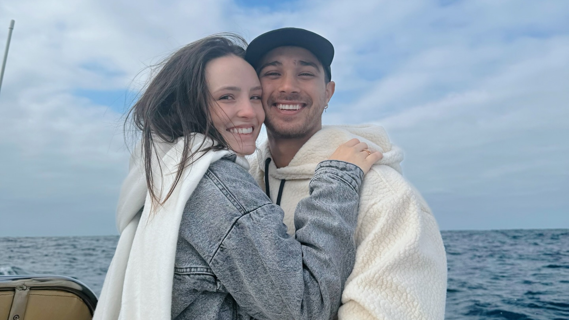 Em clima de romance, Larissa Manoela comemora data especial com o marido