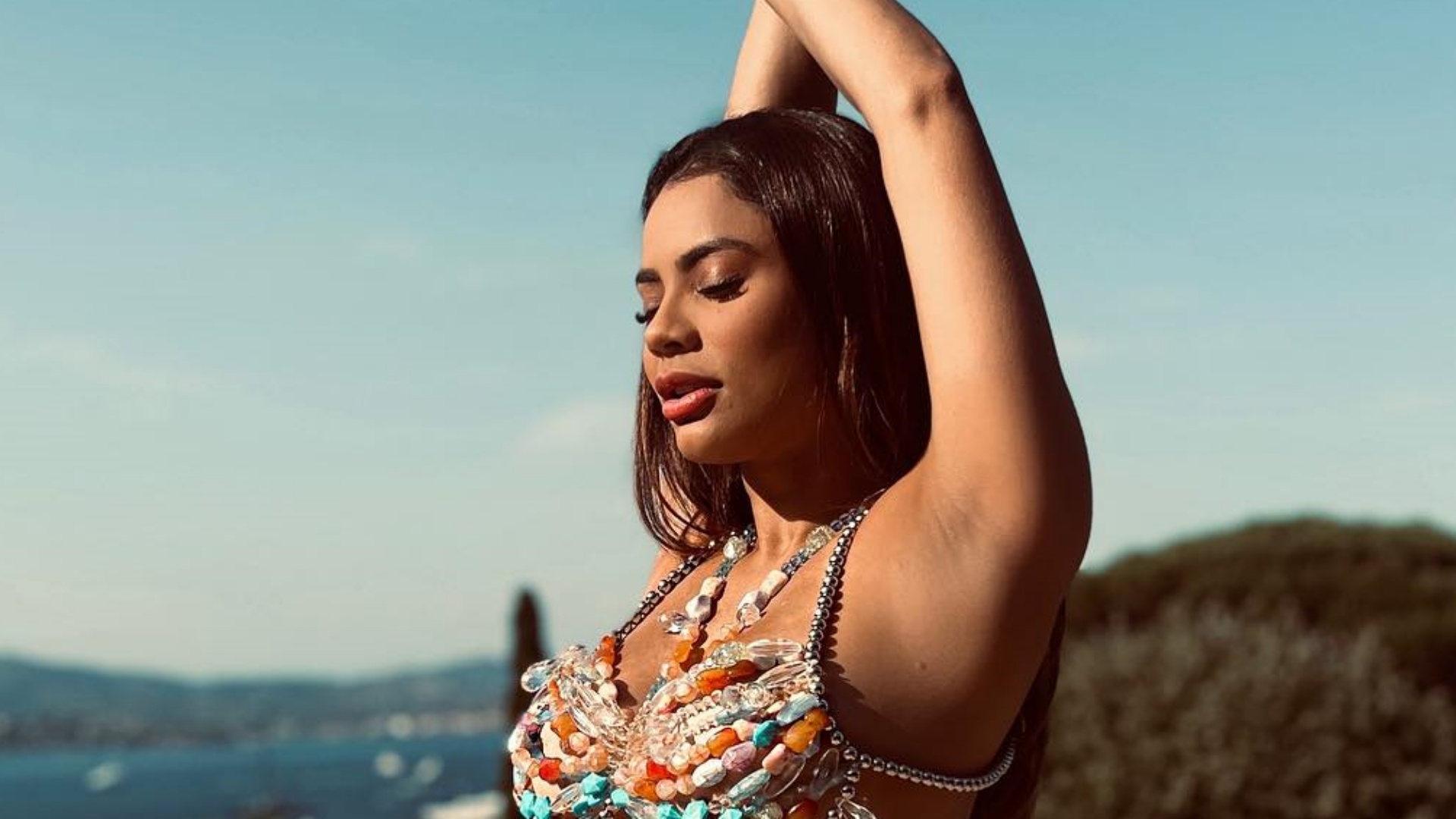 Lexa ganha elogio do noivo ao ostentar suas curvas à beira da piscina
