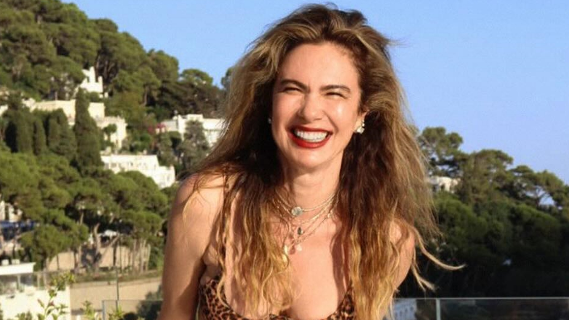 Luciana Gimenez ostenta curvas impecáveis com look de oncinha: “Perfeição”