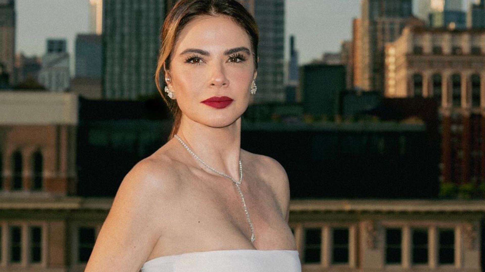 Luciana Gimenez exibe curvas impecáveis ao surgir com vestido justo: “Perfeita”