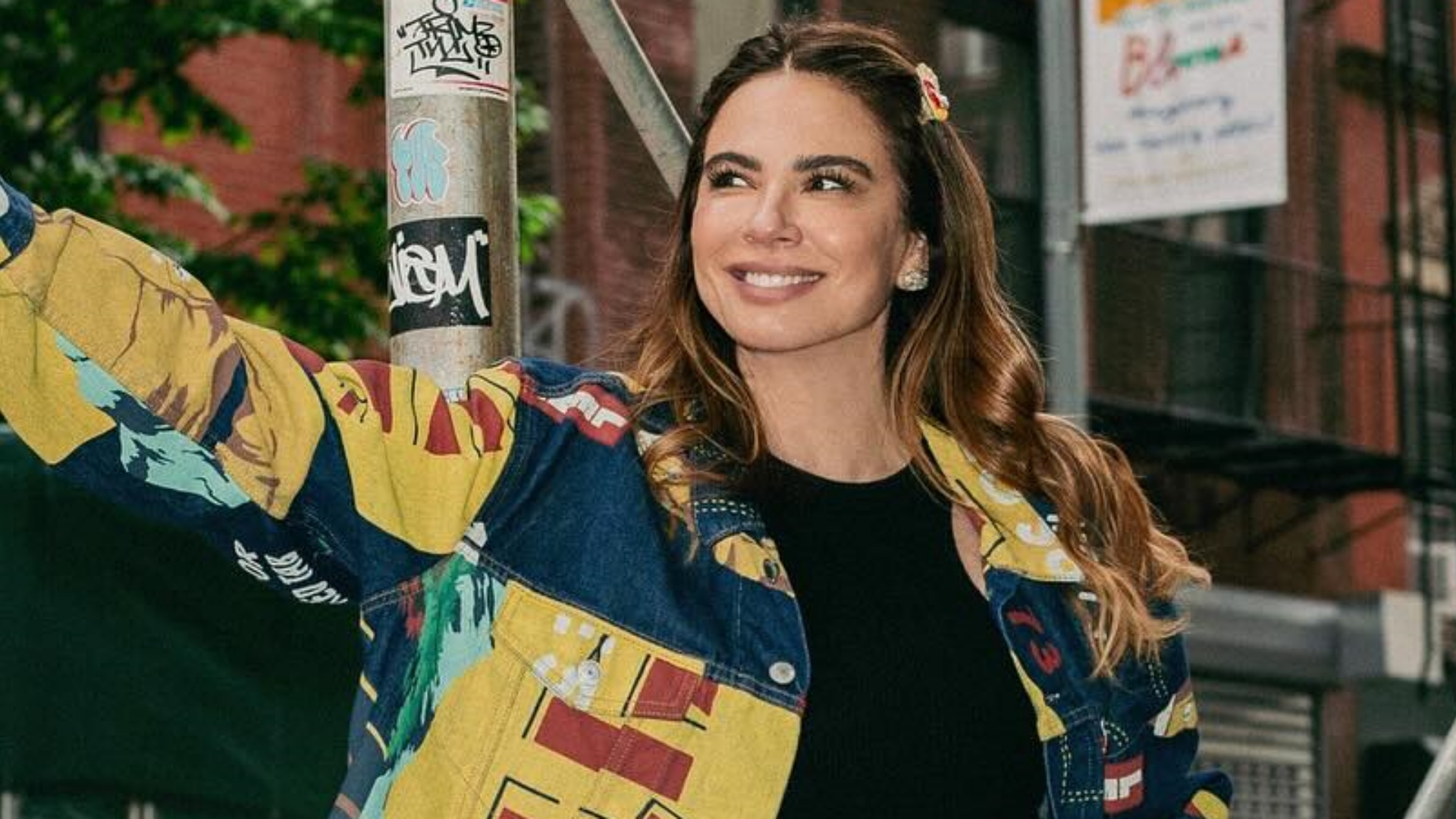 Luciana Gimenez chama atenção ao exibir cintura fininha: “Linda”