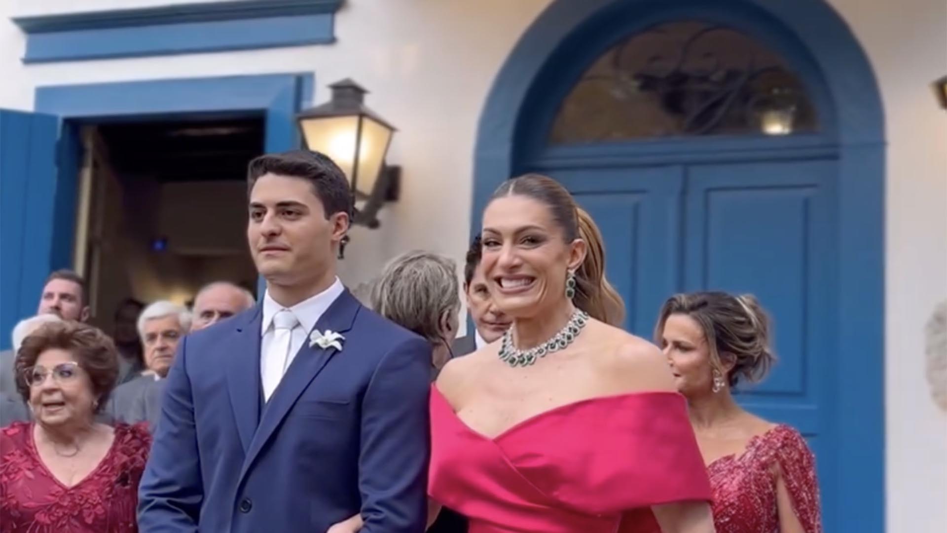 Mãe do noivo, Elaine Mickely escolhe look poderoso para casar o filho